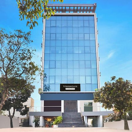 Super Townhouse Lohegaon Near Pune Airport Formerly Landmark Regency Lohogaon Bagian luar foto