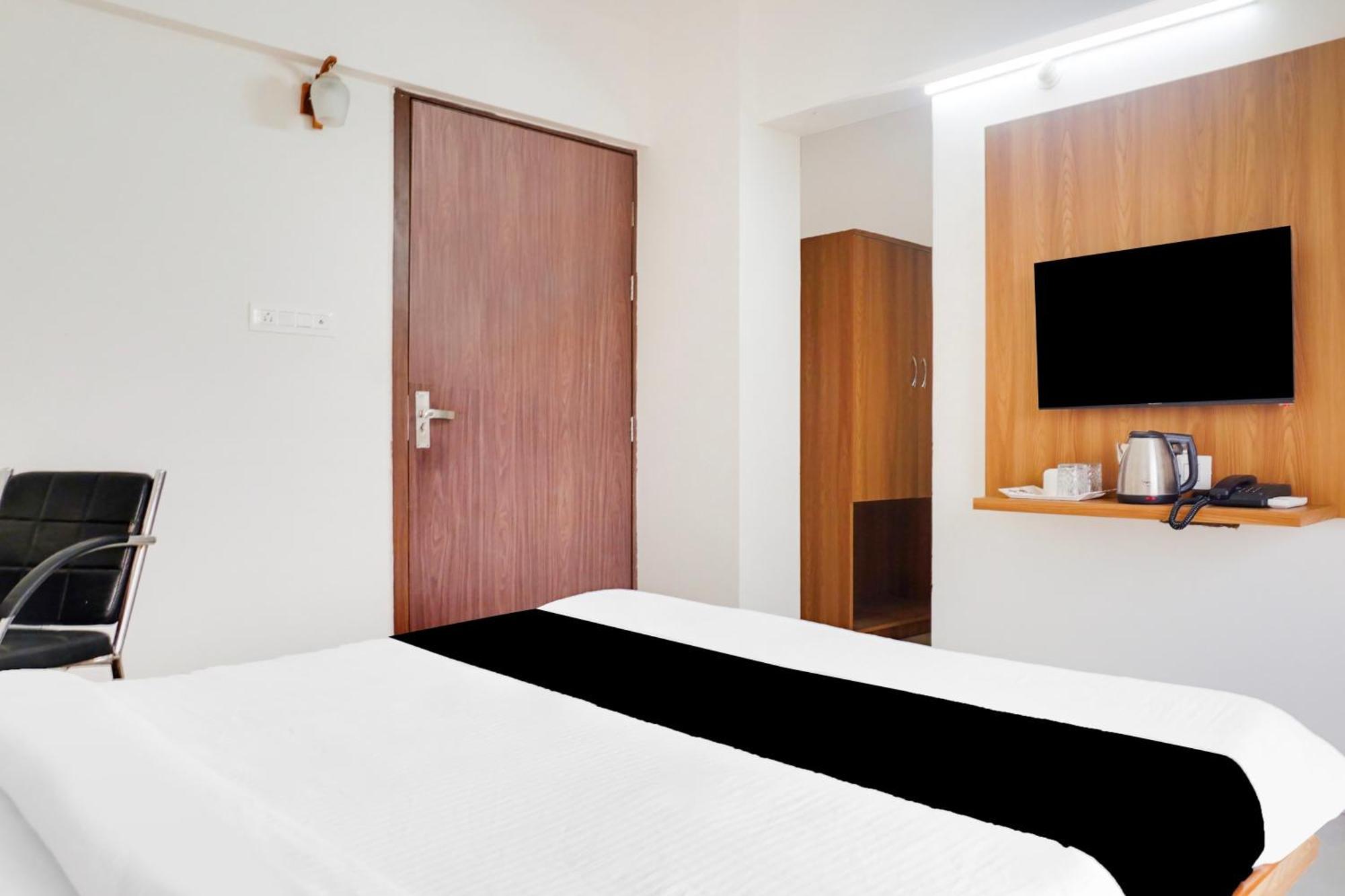 Super Townhouse Lohegaon Near Pune Airport Formerly Landmark Regency Lohogaon Bagian luar foto